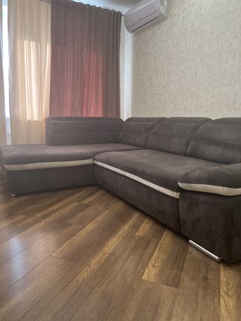 Стильний диван для вітальні або спальні