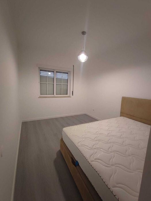 Cama completa com sommier, colchão, cabeceira e mesas de cabeceira