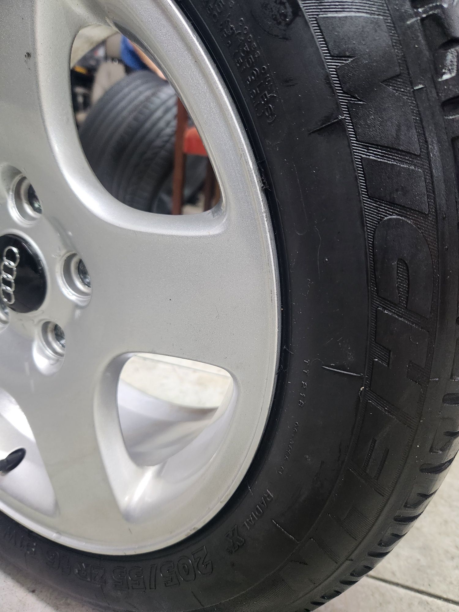 Jantes Originais Audi 16' com Pneus Michelin praticamente novos