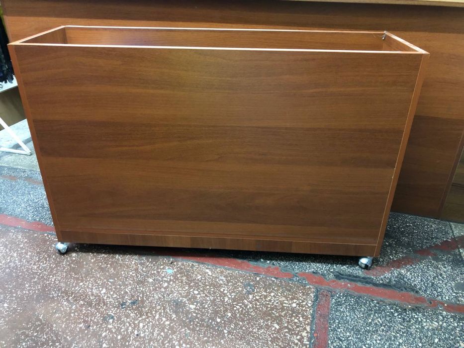 Ящік на колесах підйде для зберіганя речей , тканин