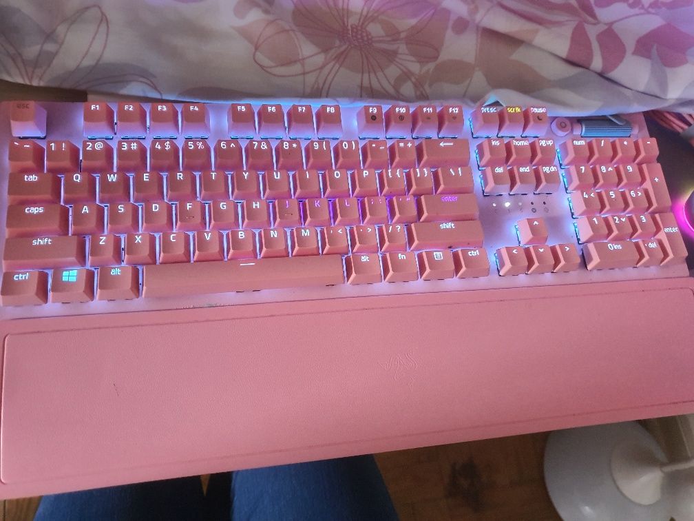 razer teclado + suporte fones.
