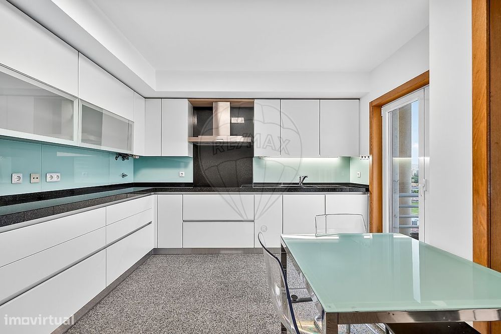 Apartamento T4 para arrendamento