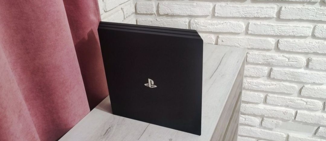 Продам Sony PlayStation 4 PRO.  1 TB  як Нова