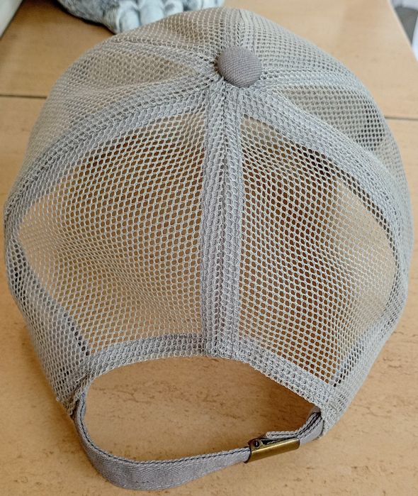 Czapka z daszkiem siatkowa.