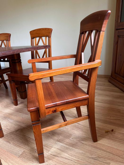 Zestaw drewnianych mebli rozkładany stół, krzesła, komoda, witryna