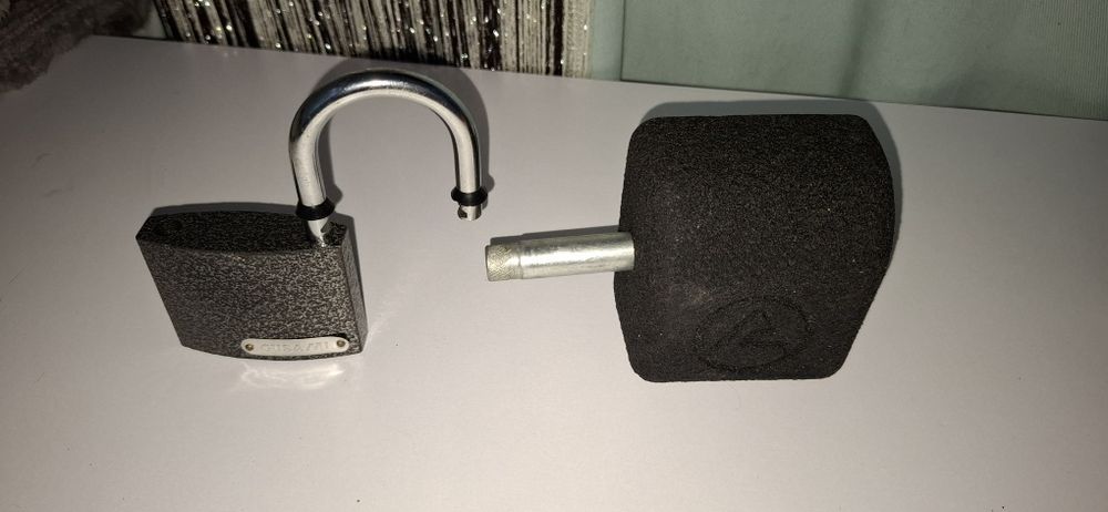 Продам 2 навесних замка