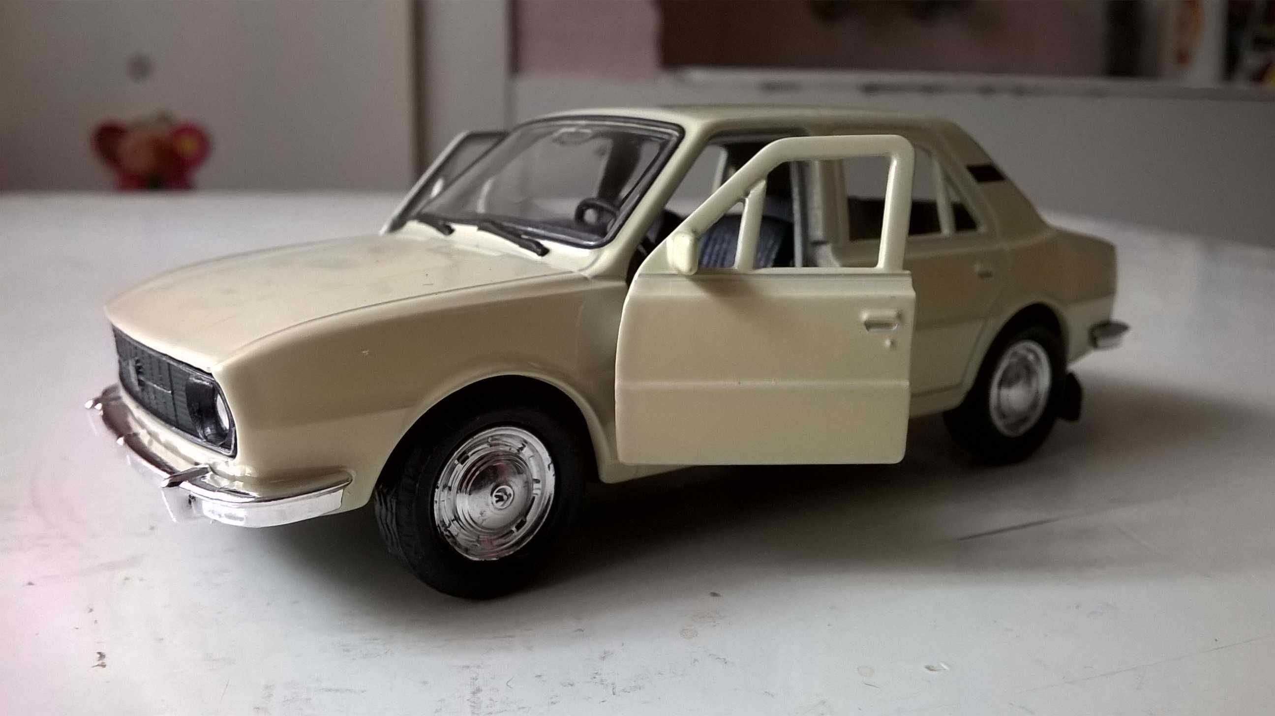 SKODA 105 L - model w wersji sedan; skala 1:43; metalowo-plastikowy