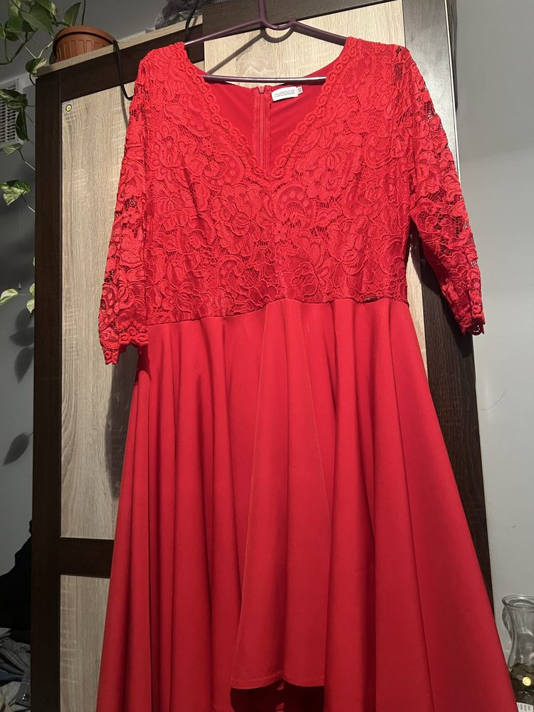 Elegancka sukienka na okazje w kolorze czerwonym