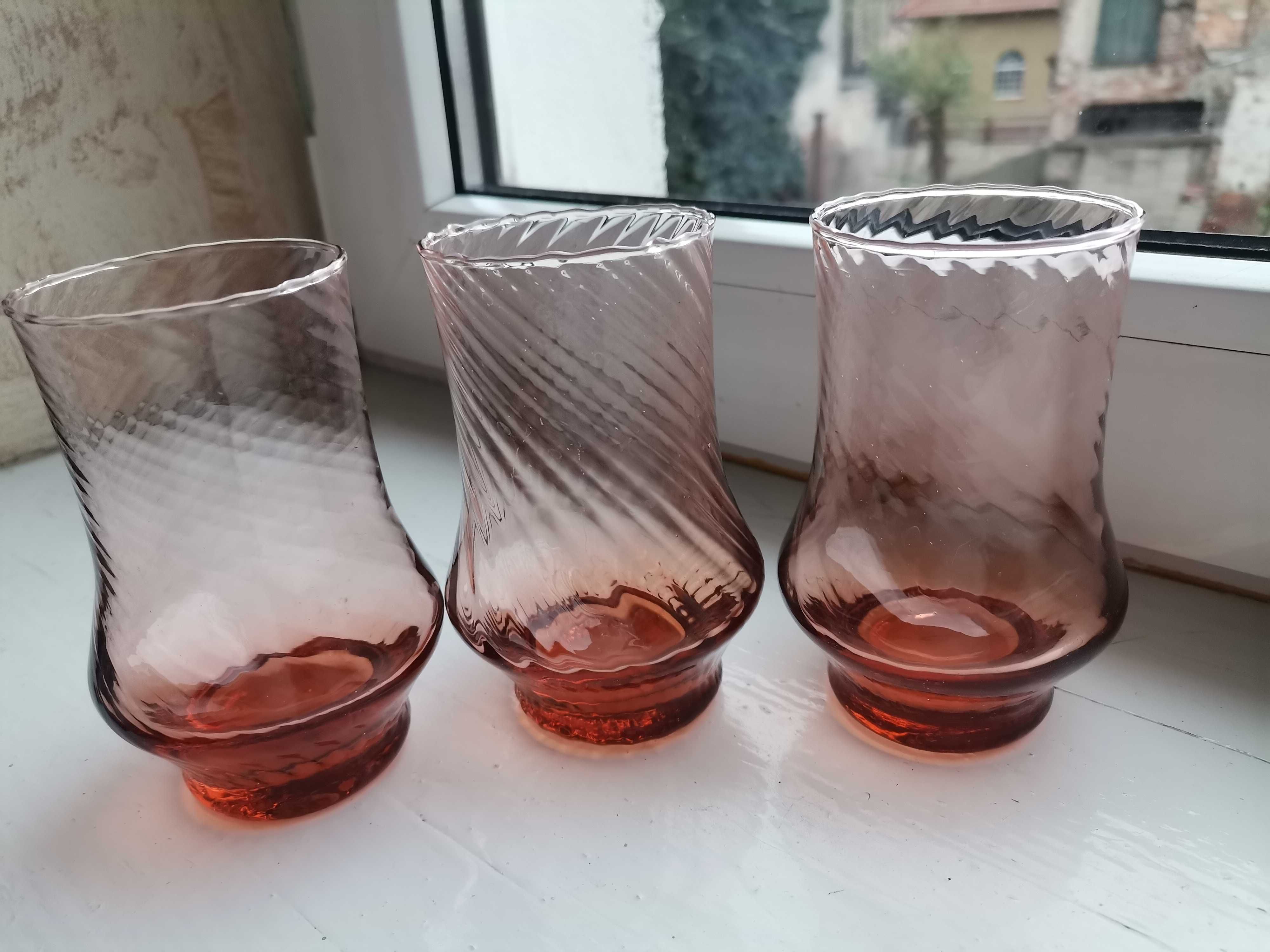 Trzy różowo łososiowe szklanki