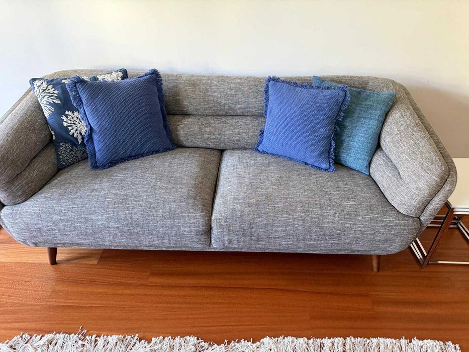 Sofá 2 lugares cinzento da Área – design moderno e confortável