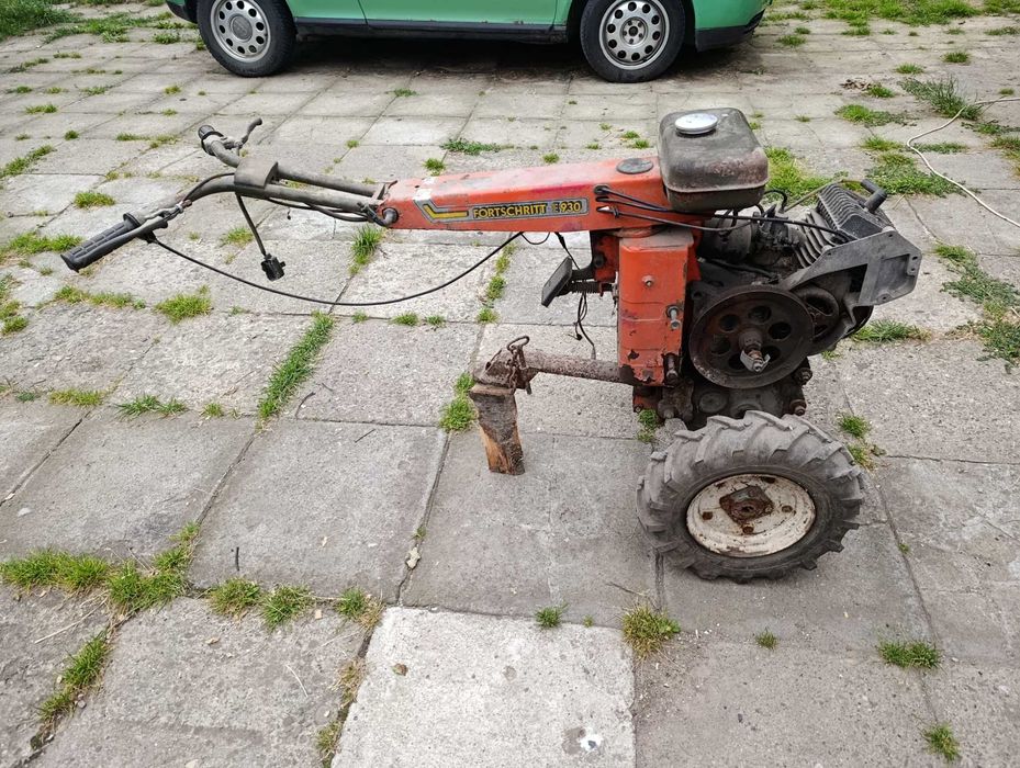 Mały traktorek na działkę