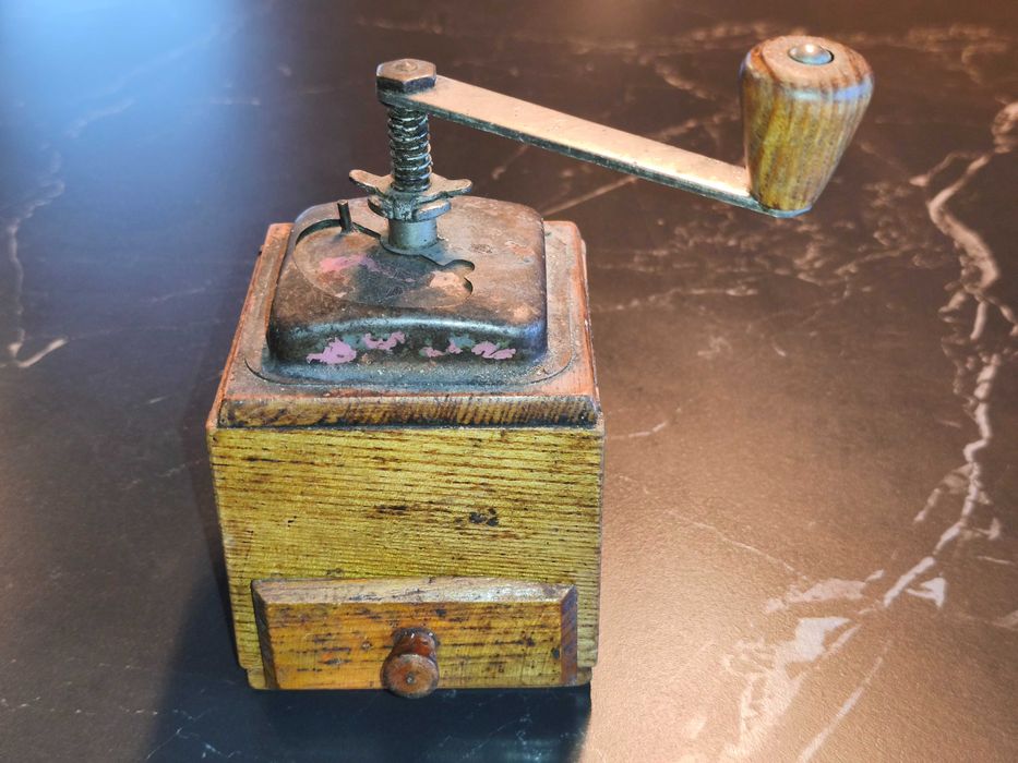 Zabytkowy antyczny stary młynek do pieprzu