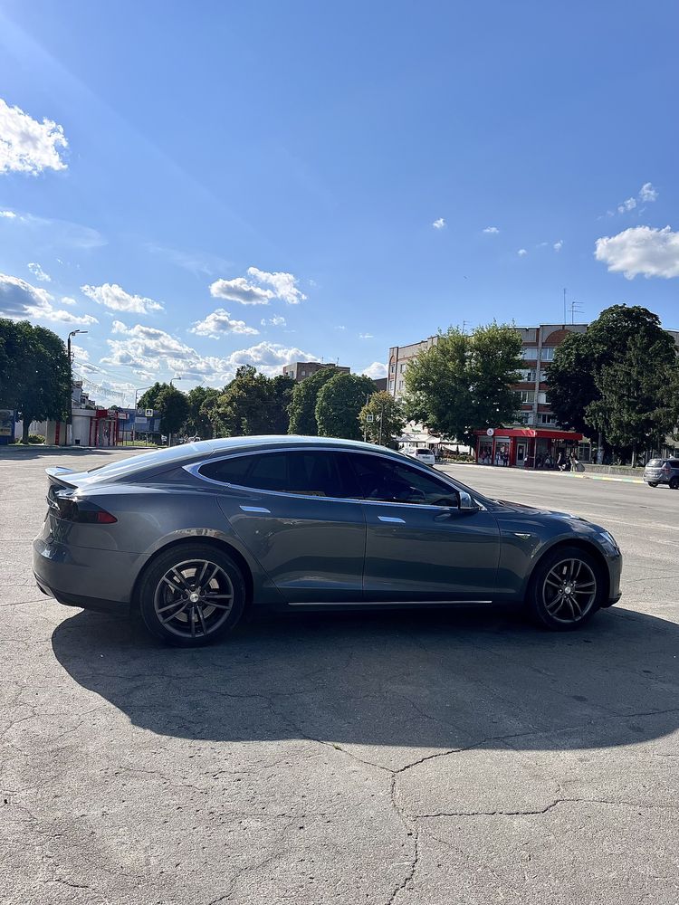 Tesla model s 2013