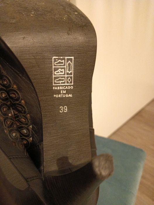 Sapatos salto alto pretos