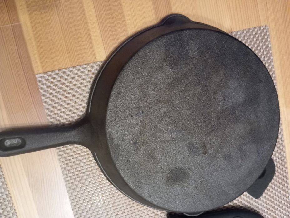 Patelnia żeliwna 24 cm, głębokość 4, 5 cm