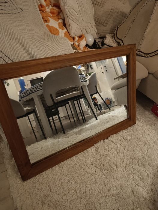 Lustro w drewnianej ramie.