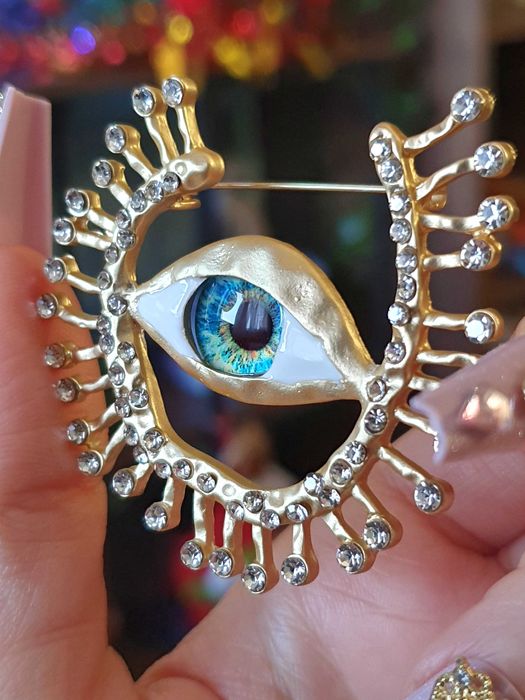 Broche pregadeira alfinete surrealista olho colorido dourado satinado