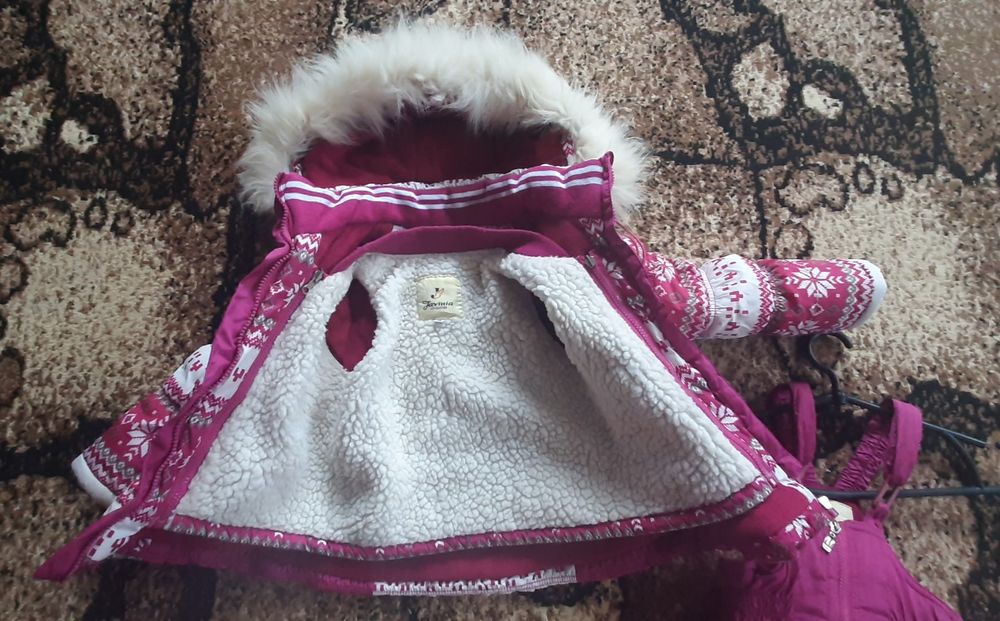 Продам зимовий комбінезон для дівчинки.