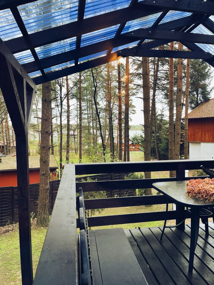 Domek letniskowy w lesie nad jeziorem „DOMEK OBITY DECHAMI”