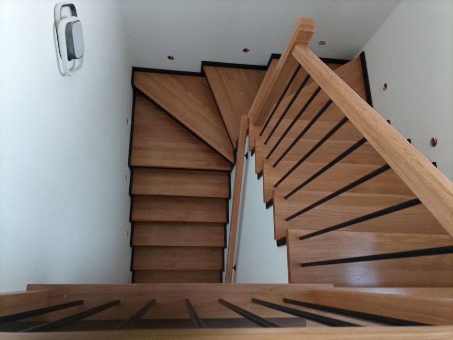 Stopnie dębowe z litego drewna