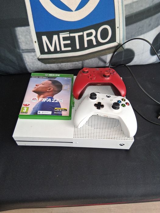 Xbox One s + 2 pady + Fifa 22 stan dobry