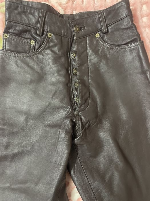 Calças castanhas em pele