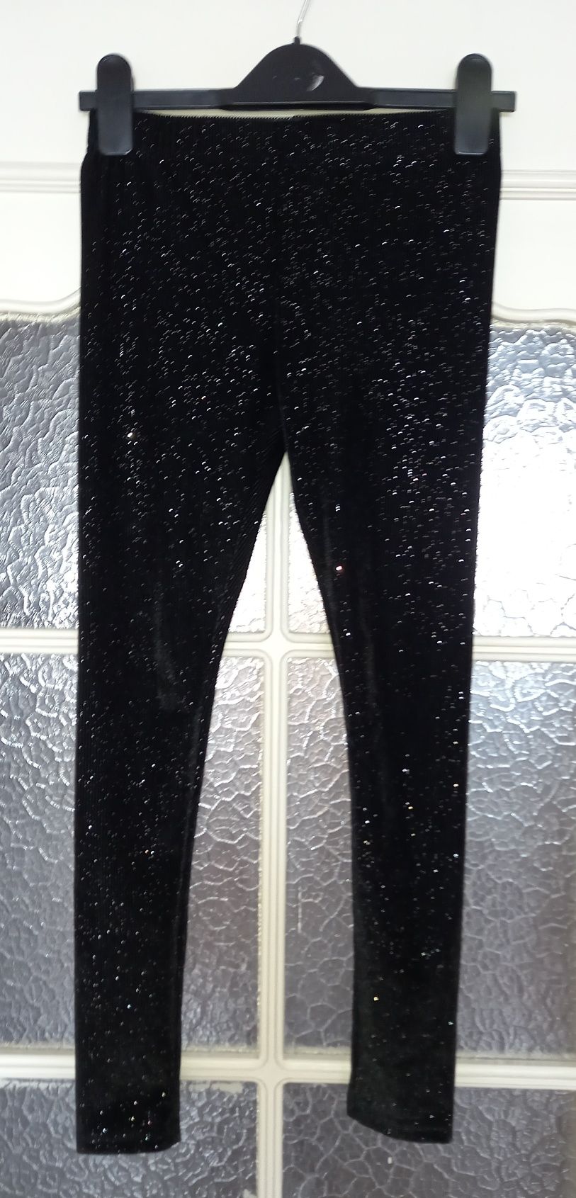Czarne prążkowane leginsy z drobinkami srebrnego brokatu r 140cm Girls