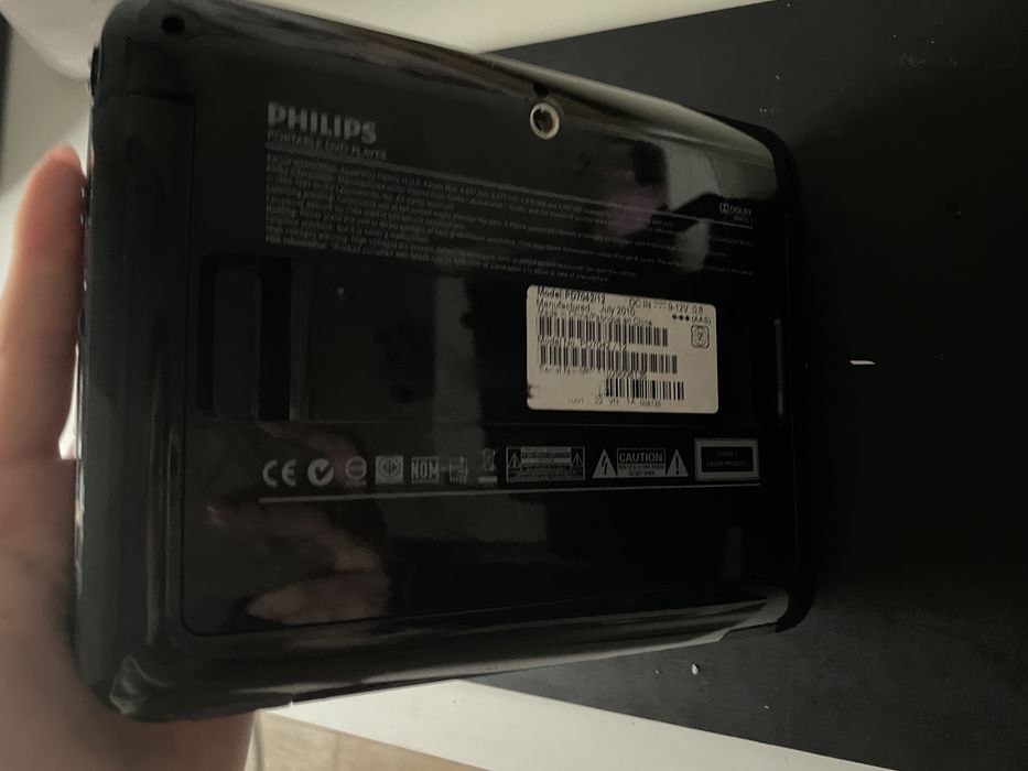 Dwa małe telewizorki przenośne do samochodu