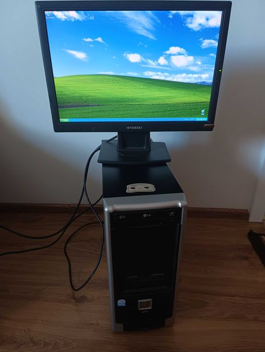 Komputer stacjonarny stacja dysków CD/DVD z monitorem Hyundai.