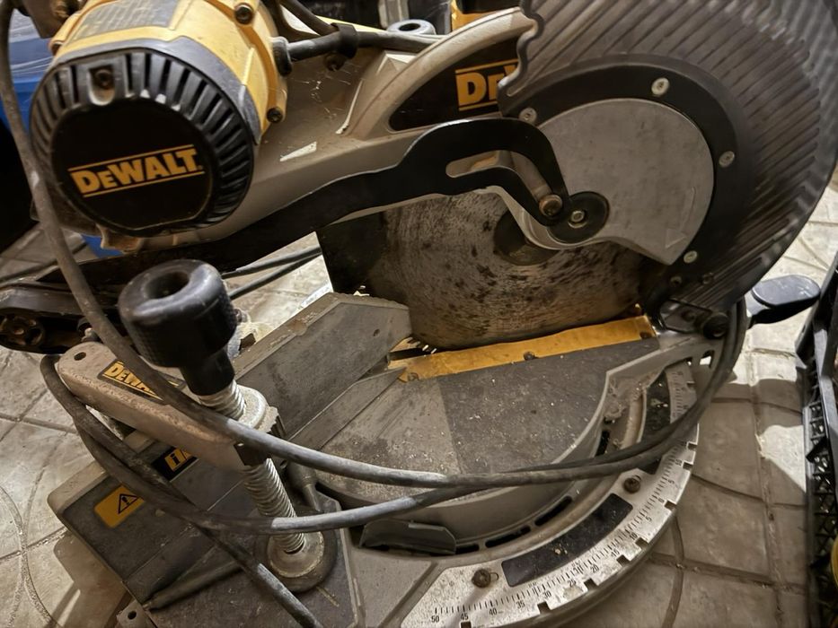 Торцовочная пила с двойным наклоном DeWalt DW716