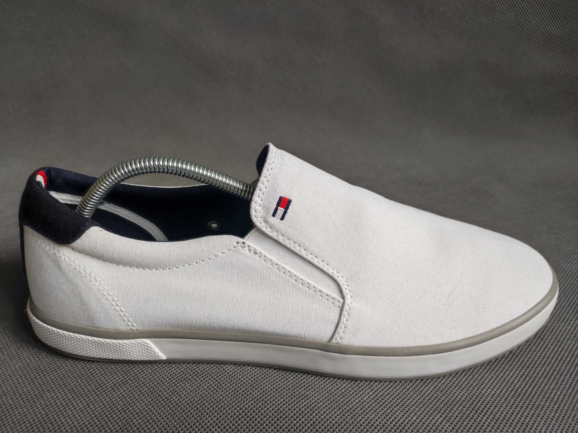 - TOMMY HILFIGER Iconic Slip On Sneaker - Tenisówki r. 42
