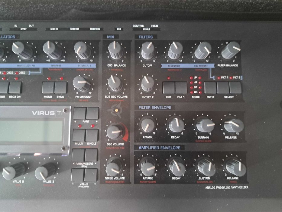 Access Virus TI syntezator