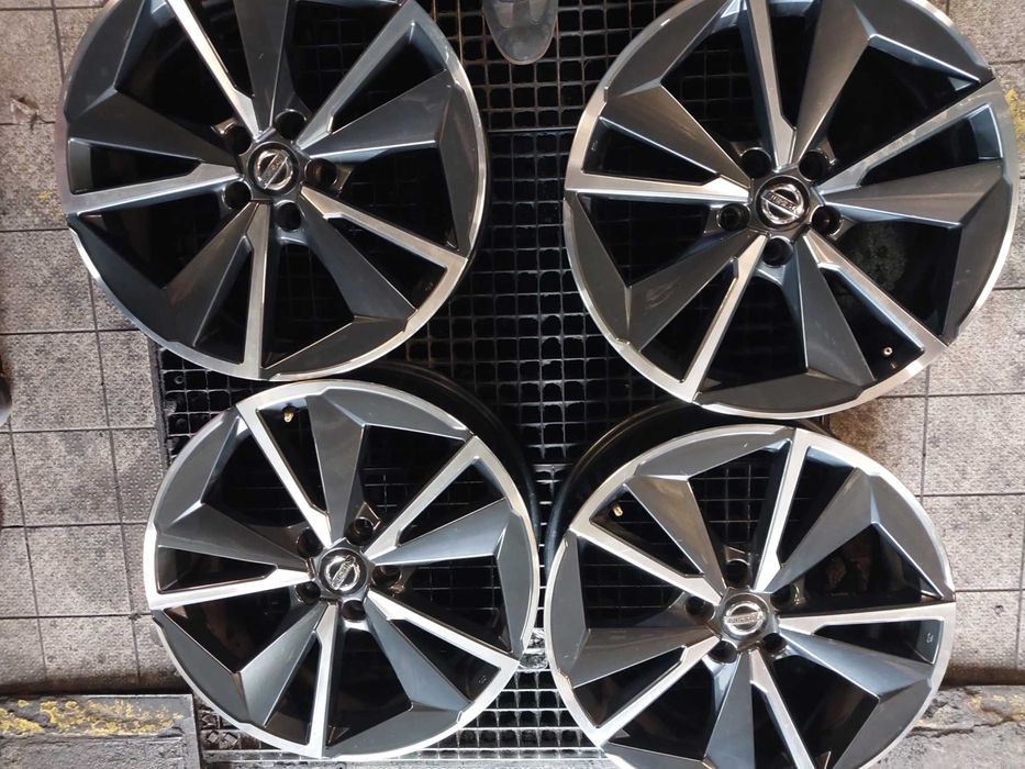 Sprzedam felgi orginalne 19 cali nissan j12 z czujnikami