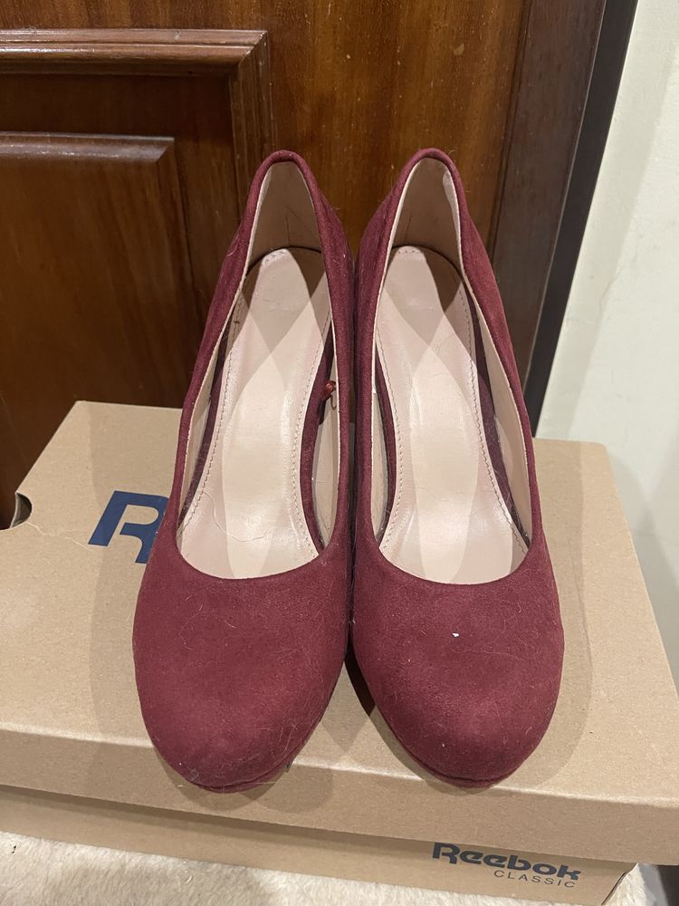 Sapatos de salto efeito veludo