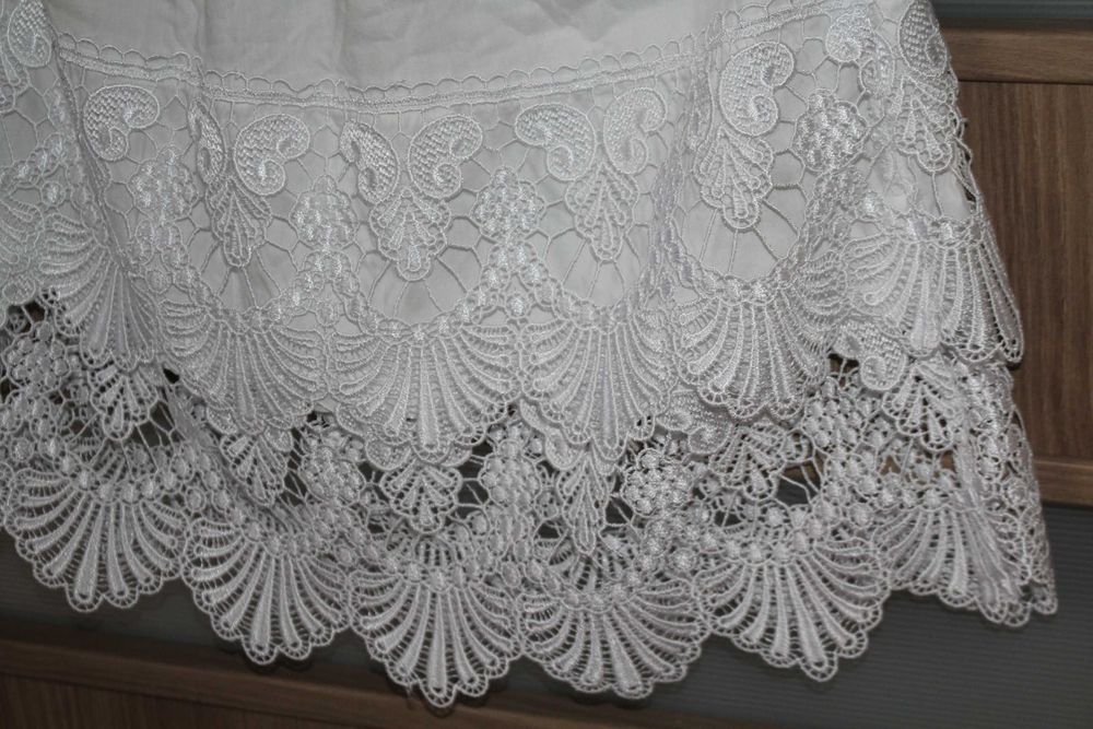 Biała spódniczka z koronką