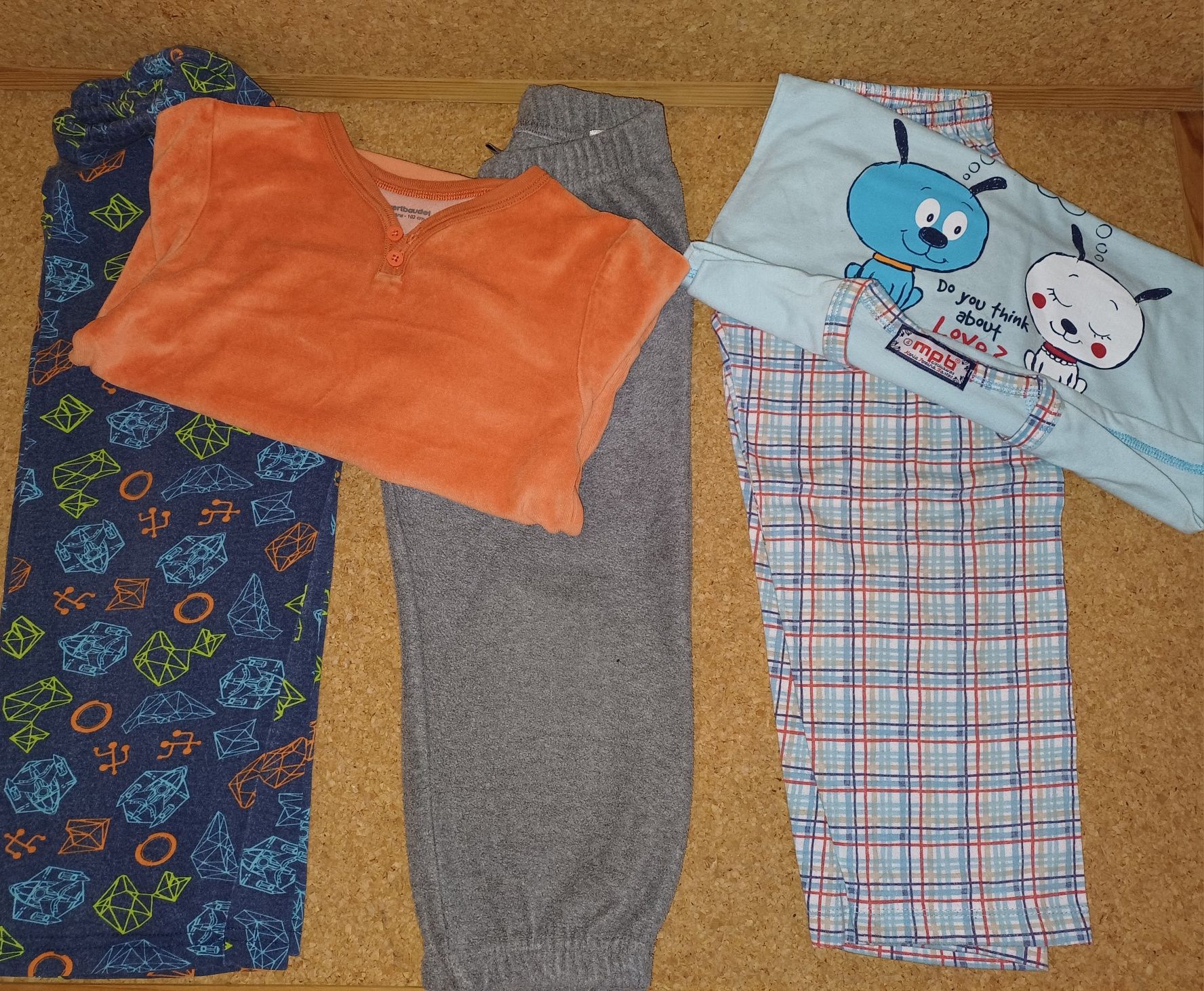 Lote de roupas variadas 3/4 anos menino, 31 peças, em bom estado. 
con