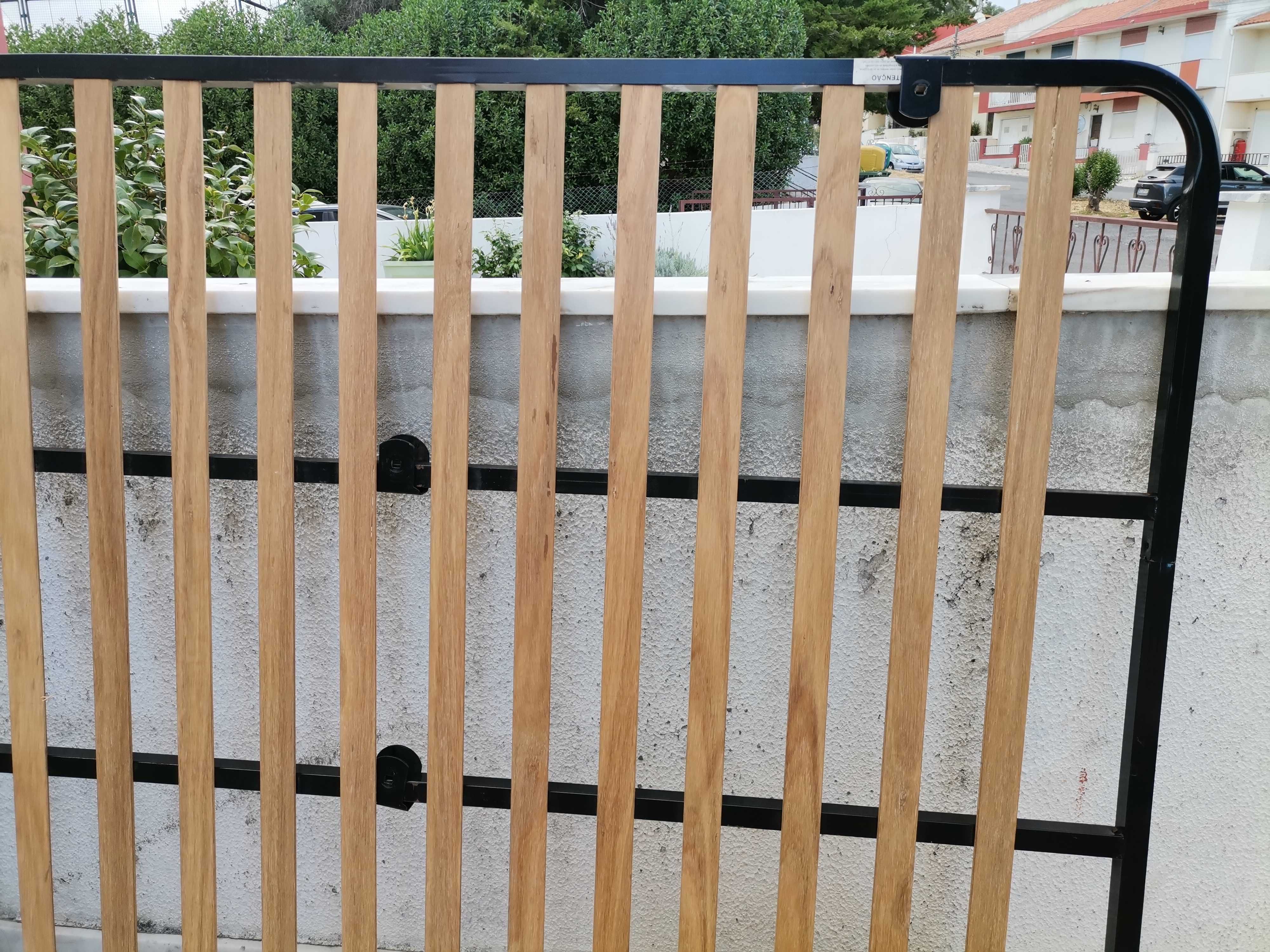 Vende-se estrado de cama com 6 pés