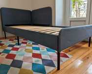Cama individual com estrado lateral e cabeceira para colchão de 90x200