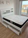 Cama de casal branca, estrado e colchão.