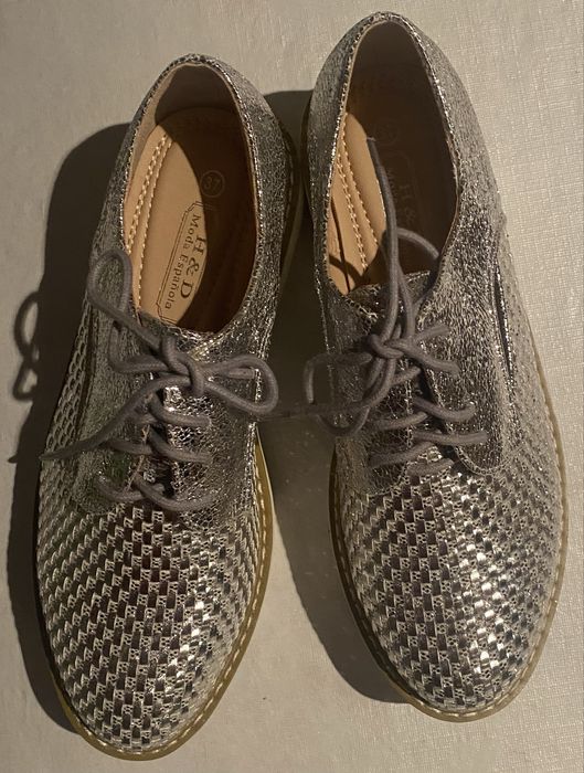 Sapatos H&D: Elegância em cinzento