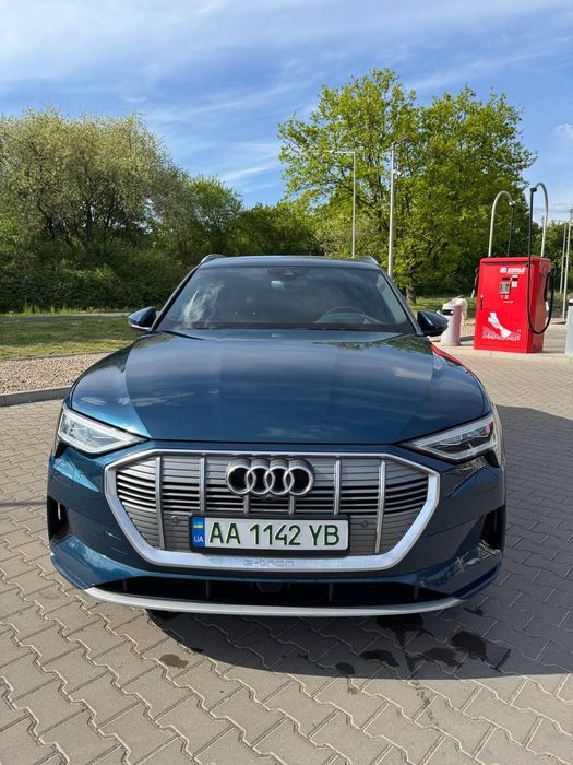 Авто Audi E-tron 55