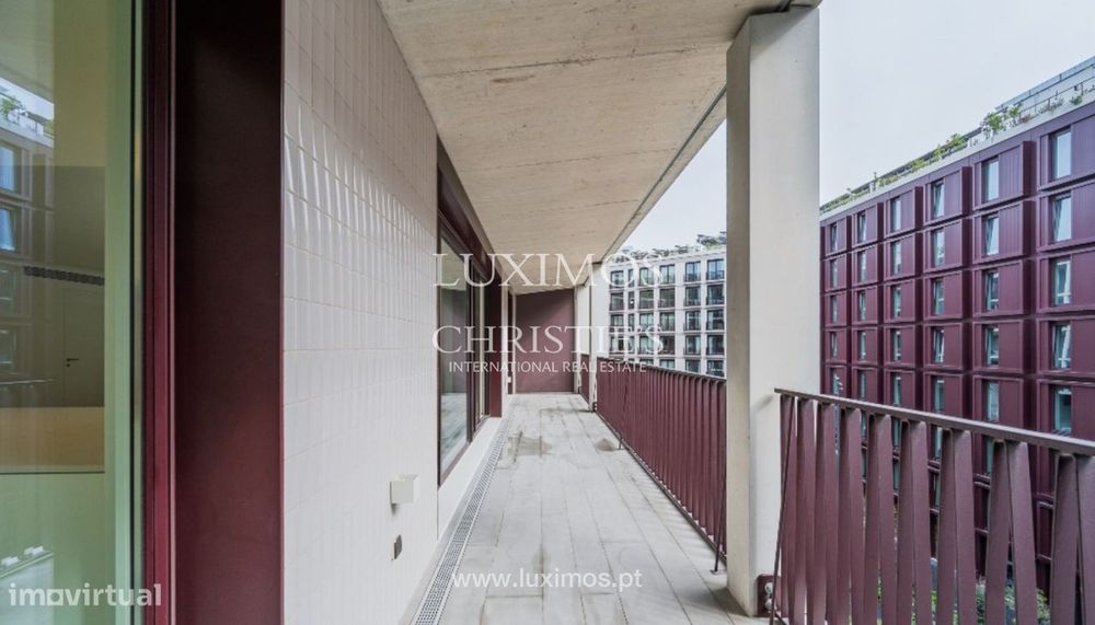 Apartamento T3 novo com varanda para arrendar no centro do Porto