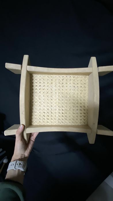 Деревʼяний піднос з ротанговим дном