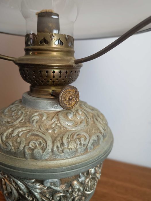 Stara lampa naftowa - pięknie zdobiona