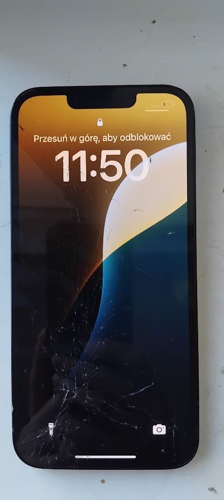 IPhone 13 uszkodzony 
Rozbity ekran i problem z naładowaniem baterii
T