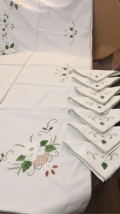 Linda toalha bordada e arte aplicada com 12. Guardanapos