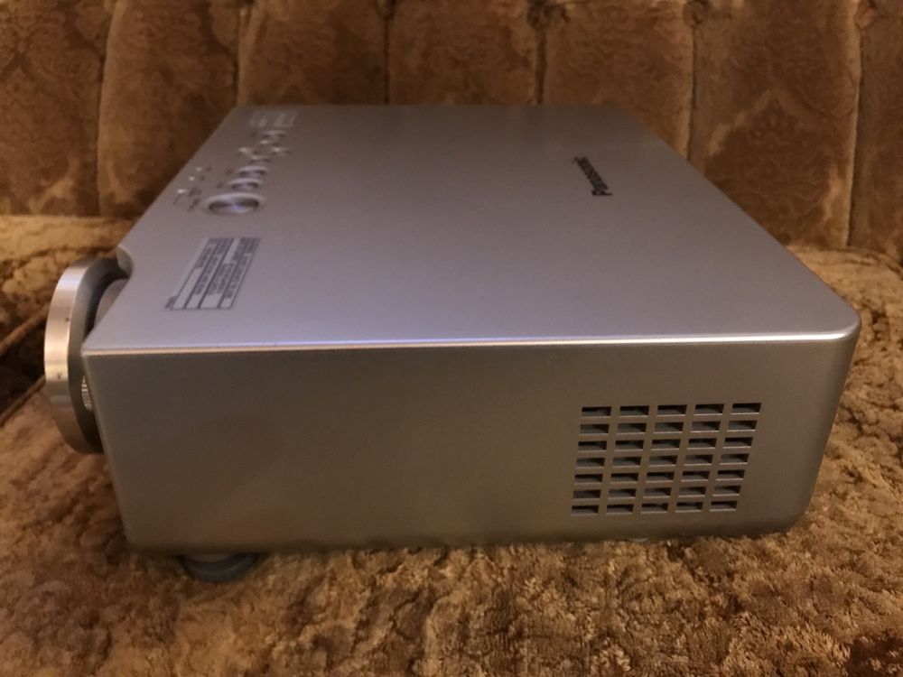 Projektor Panasonic PT-AE700E