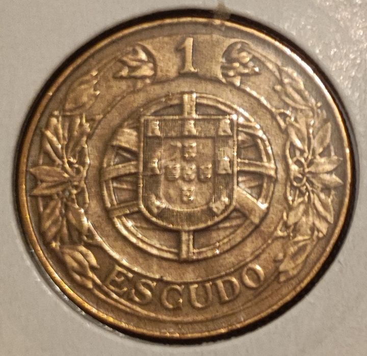 Moedas república 10 escudos e 1 escudo.
