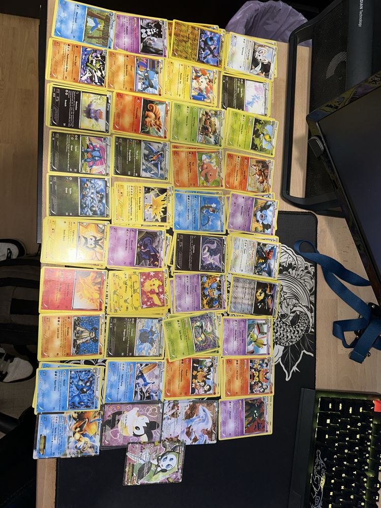 Diversas cartas de Pokemon