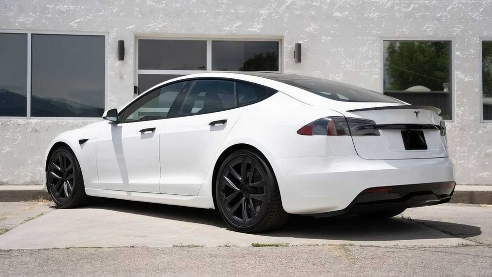 Tesla Model S Plaid      2021